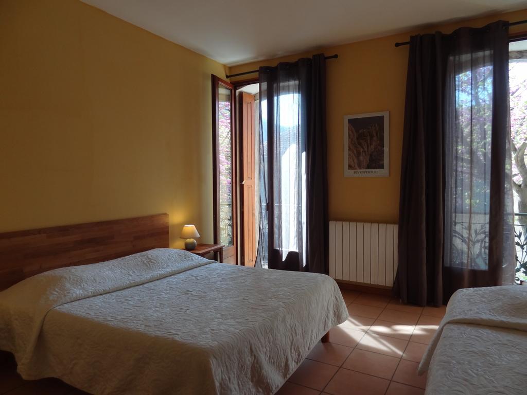 Les Santolines Otel Cucugnan Oda fotoğraf